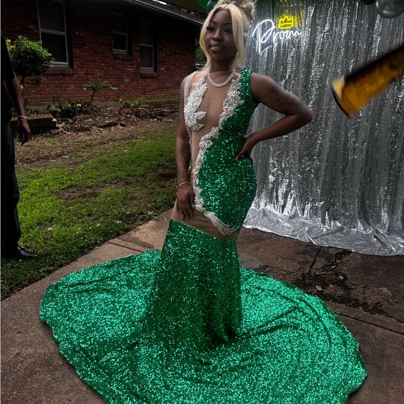Elegant Green Sequin Prom Dress is available for purchase on au PAY Market  - Imported Goods Online Store Co.Ltd. | au PAY Market - Online Shopping Site